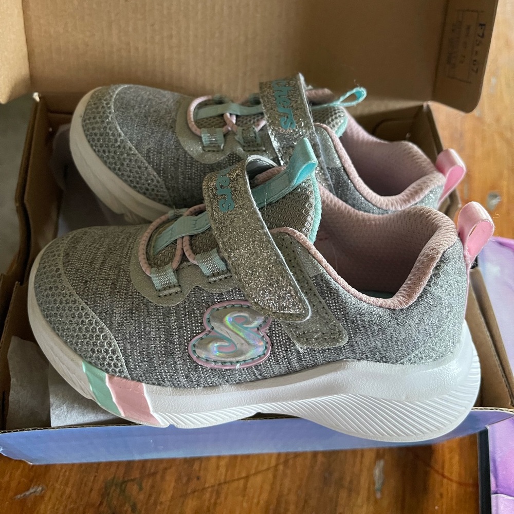 Skechers toddler girl size 7 shoes nice